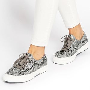 Grey snakeskin supergas